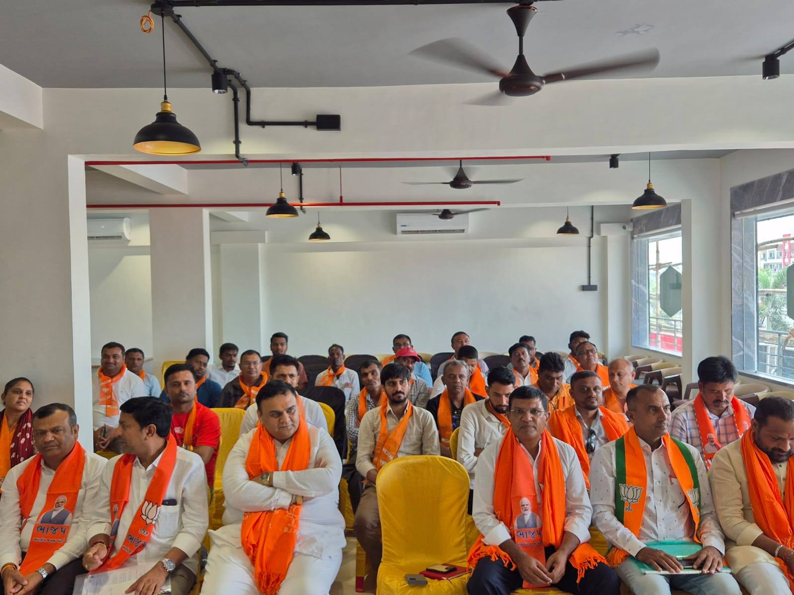 તા.૦૬-૦૬-૨૦૨૫ ના રોજ પલસાણા તાલુકા ભાજપ કાર્યશાળામાં મોદી સરકારના ૫ વર્ષ નિશ્ચયથી સિદ્ધિ સુધી જિલ્લા પ્રમુખ શ્રી ભરત રાઠોડ સાહેબ, આ કાર્યક્રમના સંયોજક શ્રી કિશન પટેલ, જિલ્લા મહામંત્રી શ્રી જીગર નાયક ભાજપ, આ કાર્યક્રમના સંયોજકો મોહન આહીર, જયેશ પટેલ, કમલેશભાઈ પટેલ, પલસાણા મંડળના પ્રભારી શ્રી જીતેન્દ્રસિંહ વાંસિયા, તાલુકા પંચાયત પ્રમુખ શ્રી યોગેશ પટેલ, મહામંત્રી શ્રી મિતેશ નાયક, ભૂતપૂર્વ સંગઠન પ્રમુખ શ્રી જીગ્નેશભાઈ પટેલ, શક્તિ કેન્દ્રના સંયોજક, સંગઠનના પદાધિકારીઓ, તાલુકા/જિલ્લા પંચાયત, સોશિયલ મીડિયા ટીમ હાજર રહ્યા હતા.